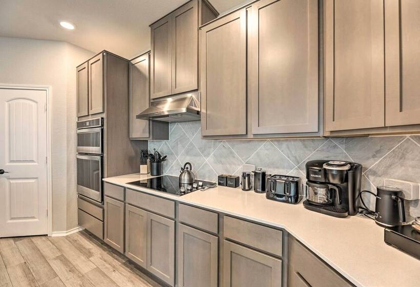 Charming Home Near Austin W/ Grill & Porch!