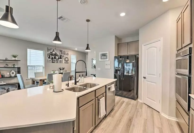 Charming Home Near Austin W/ Grill & Porch!