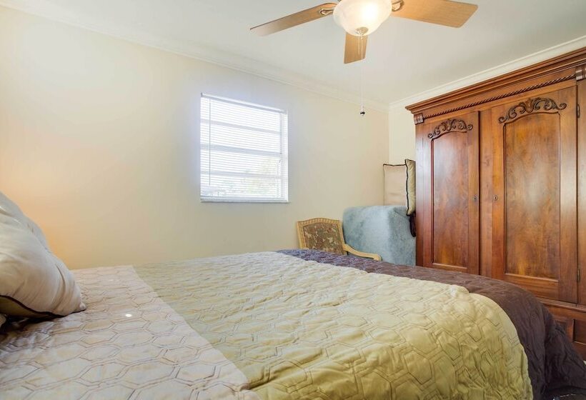 Charming Home W/ Patio Near Vanderbilt Beach