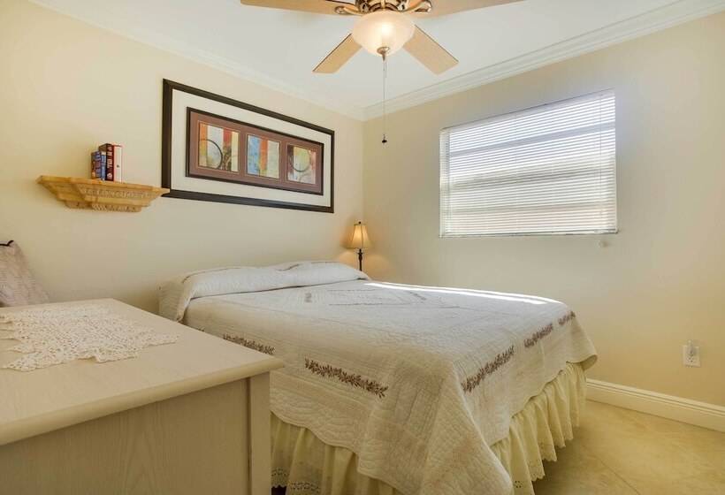 Charming Home W/ Patio Near Vanderbilt Beach