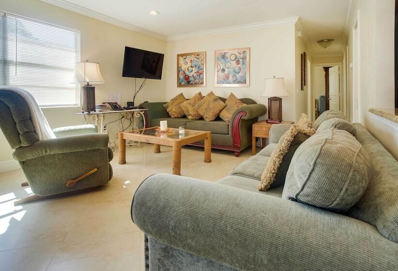 Charming Home W/ Patio Near Vanderbilt Beach