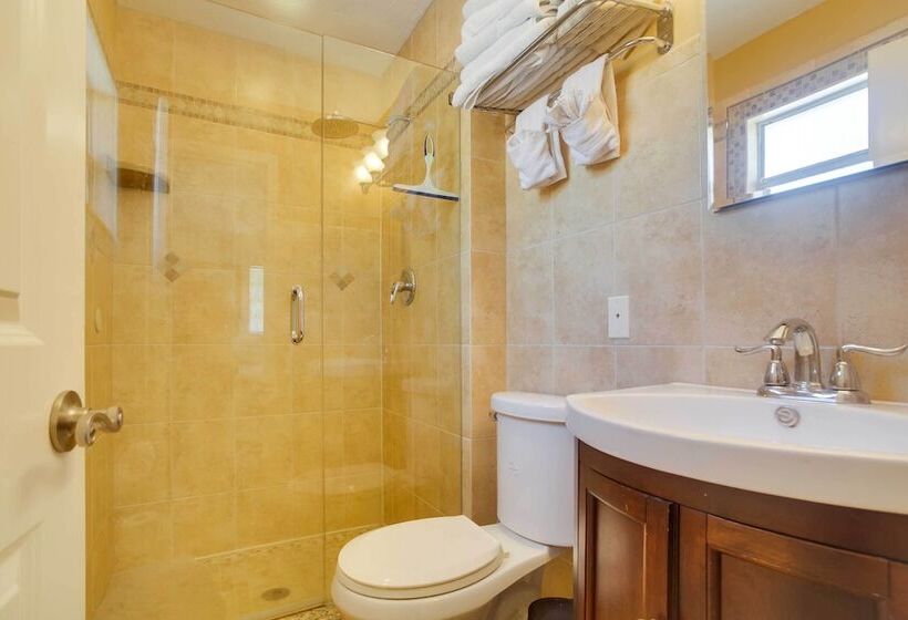 Charming Home W/ Patio Near Vanderbilt Beach