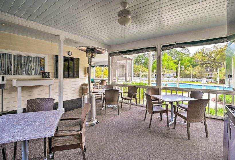 Cottage W/ Deck & Pool Access ~ 6 Mi To Beach