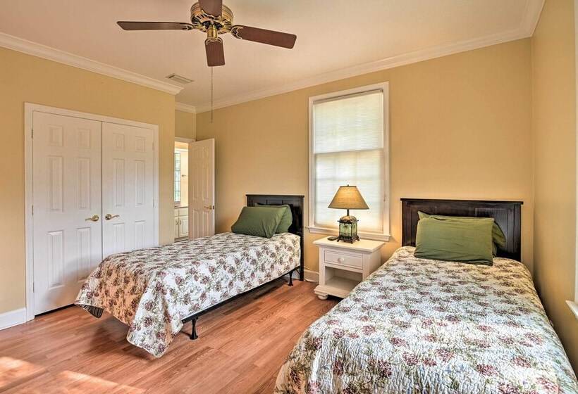 Cottage W/ Deck & Pool Access ~ 6 Mi To Beach