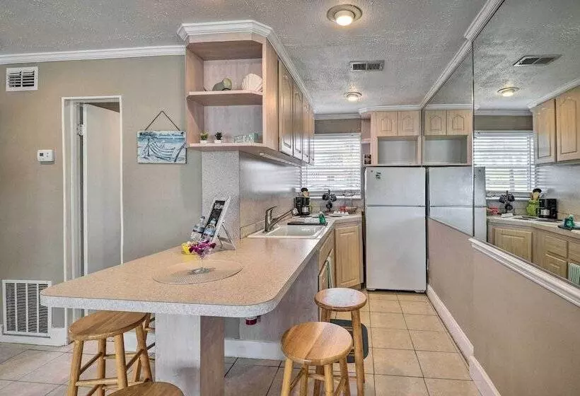 Cozy Ormond Beach Bungalow: Steps To The Sand