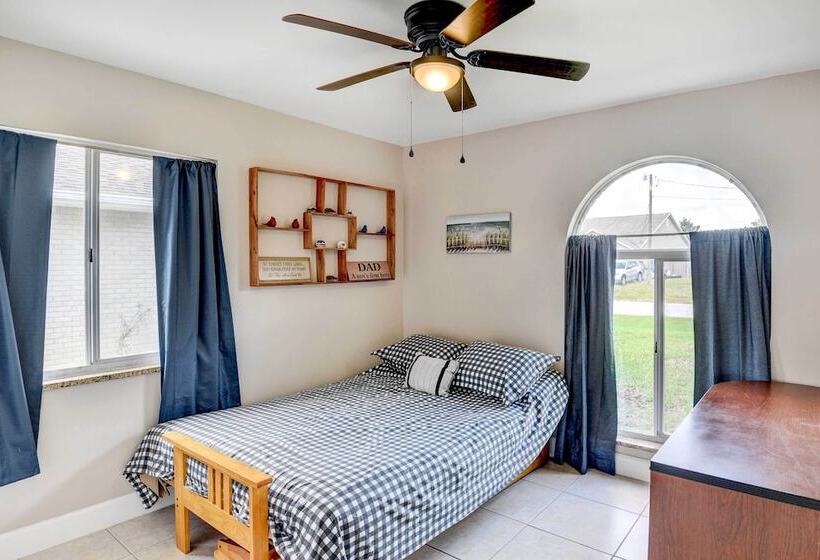 Screened Porch: Waterfront Home In Deltona!