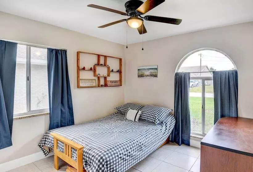 Screened Porch: Waterfront Home In Deltona!