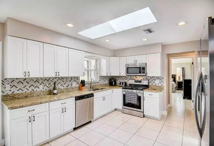 Screened Porch: Waterfront Home In Deltona!