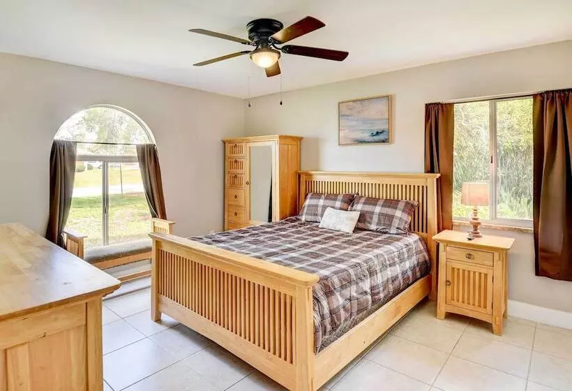 Screened Porch: Waterfront Home In Deltona!