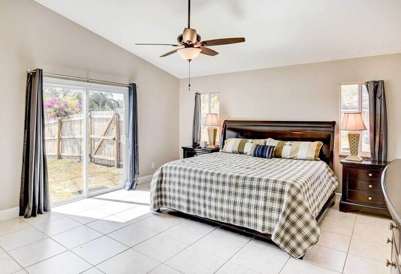 Screened Porch: Waterfront Home In Deltona!