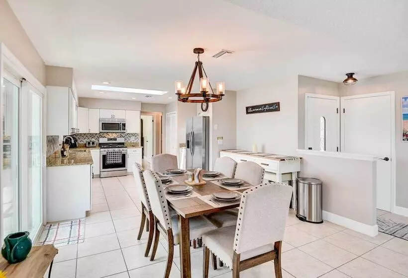 Screened Porch: Waterfront Home In Deltona!