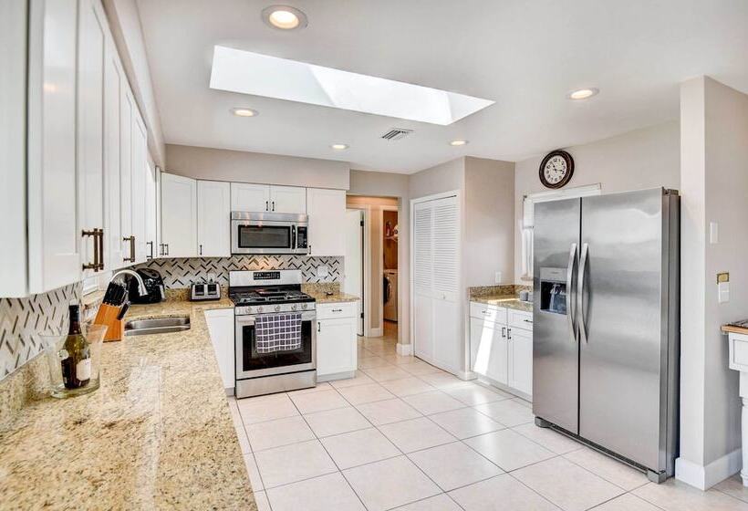 Screened Porch: Waterfront Home In Deltona!