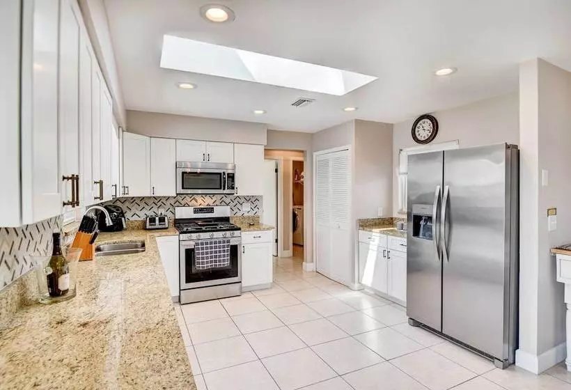 Screened Porch: Waterfront Home In Deltona!