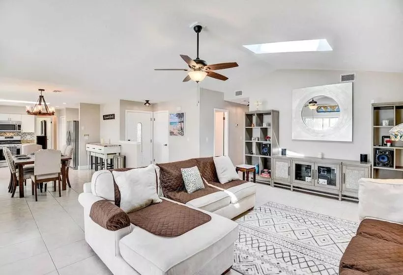 Screened Porch: Waterfront Home In Deltona!