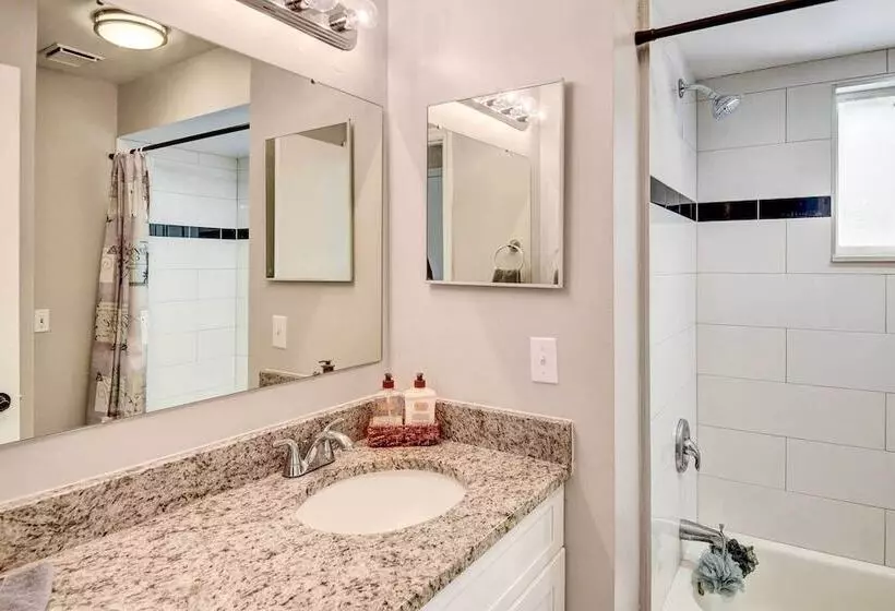 Screened Porch: Waterfront Home In Deltona!