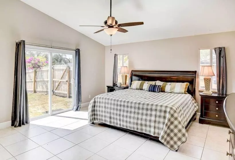 Screened Porch: Waterfront Home In Deltona!