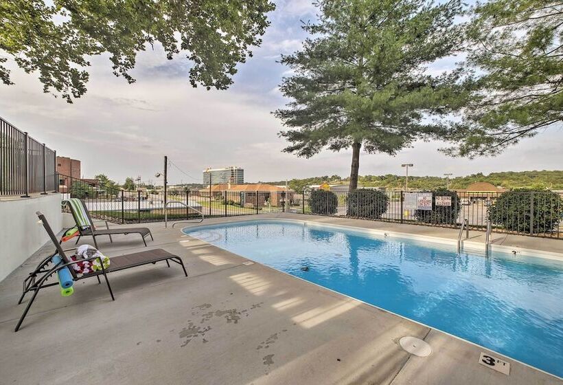 Downtown Branson Home W/ Pool Near The Landing!