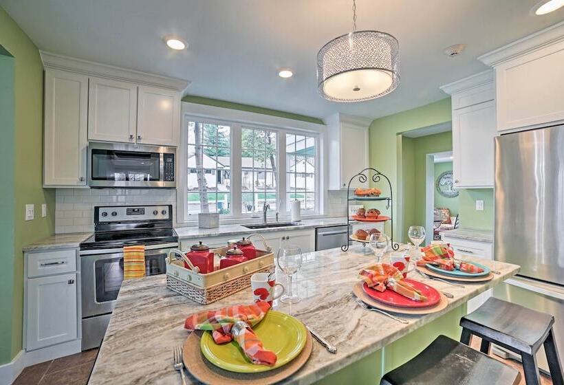 Downtown Branson Home W/ Pool Near The Landing!