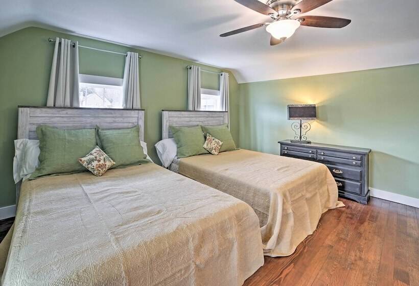 Downtown Branson Home W/ Pool Near The Landing!