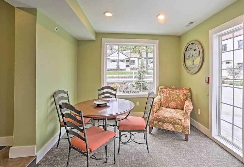 Downtown Branson Home W/ Pool Near The Landing!