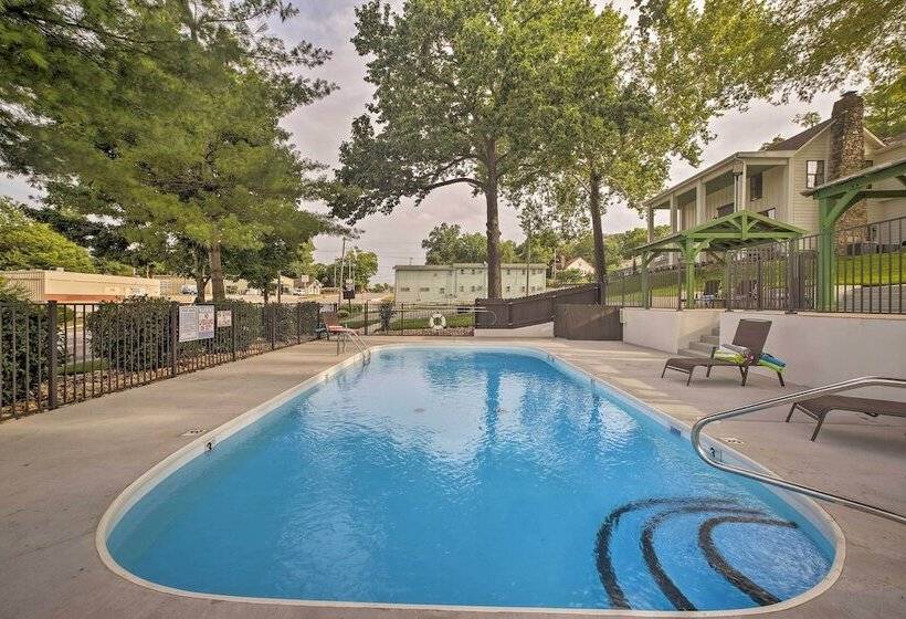 Downtown Branson Home W/ Pool Near The Landing!
