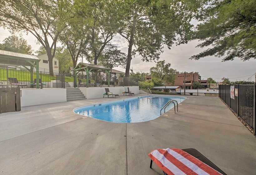 Downtown Branson Home W/ Pool Near The Landing!