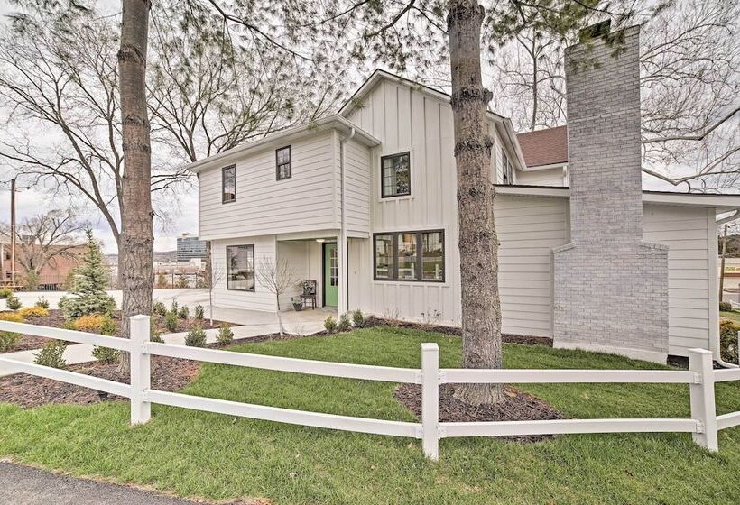 Downtown Branson Home W/ Pool Near The Landing!