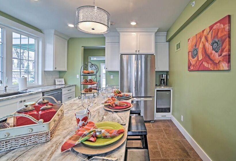 Downtown Branson Home W/ Pool Near The Landing!