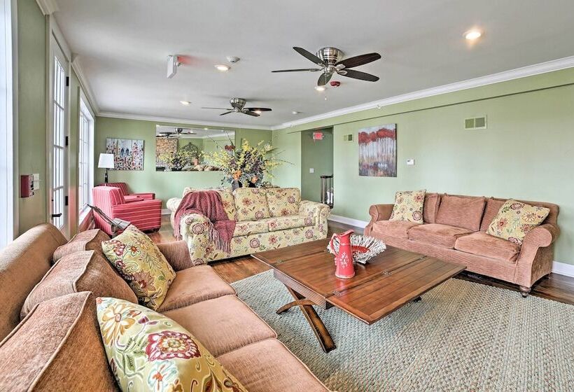 Downtown Branson Home W/ Pool Near The Landing!