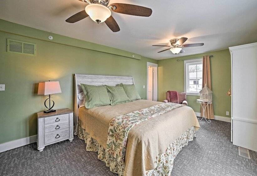 Downtown Branson Home W/ Pool Near The Landing!