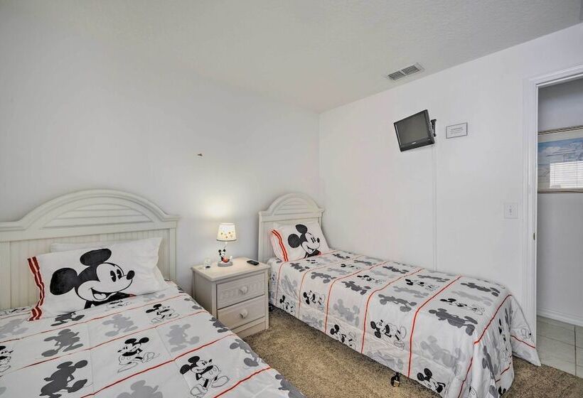 Pool + Lanai: Emerald Isle Resort Home!