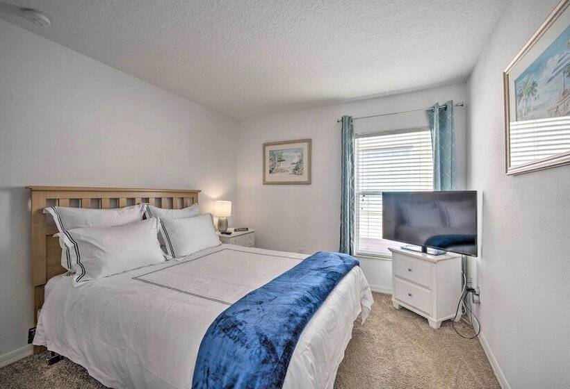 Pool + Lanai: Emerald Isle Resort Home!