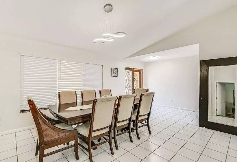 Lovely Naples Home: Backyard Oasis W/ Pool!