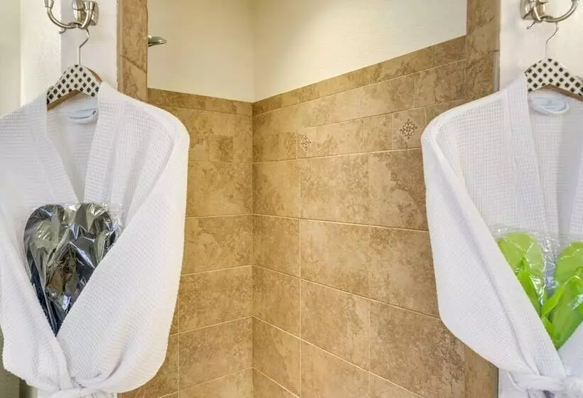 Luxe Waterfront Oasis W/ Dock, Heated Pool & Spa!