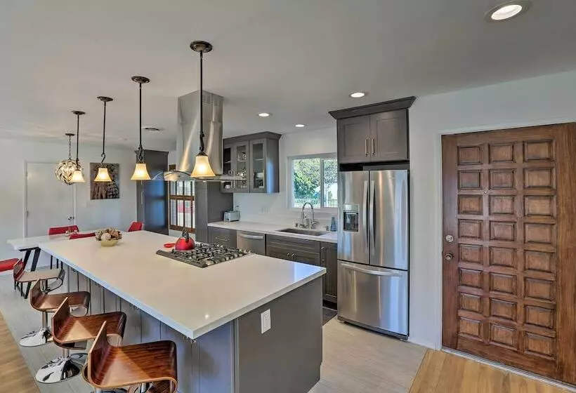 Oceanside Home W/ Patio & Grill, Walk To Beach!