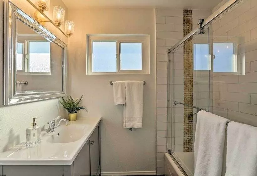 Oceanside Home W/ Patio & Grill, Walk To Beach!