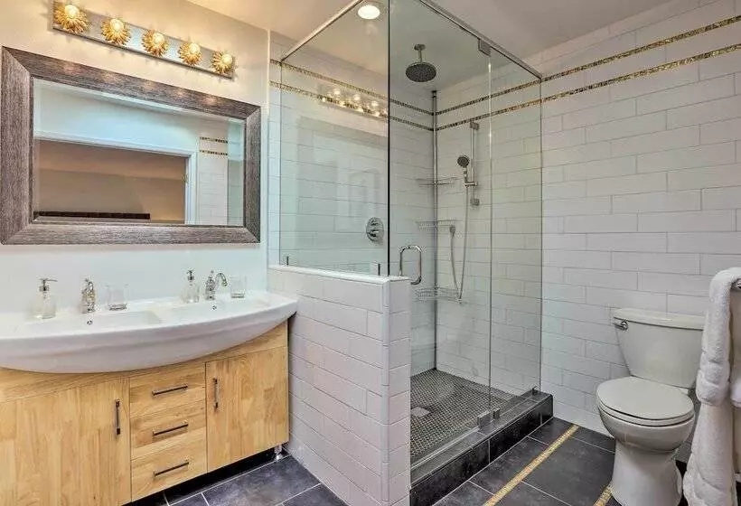 Oceanside Home W/ Patio & Grill, Walk To Beach!