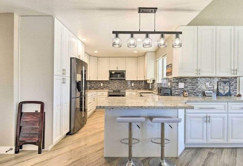 Newly Updated, Dog Friendly Peakview House!