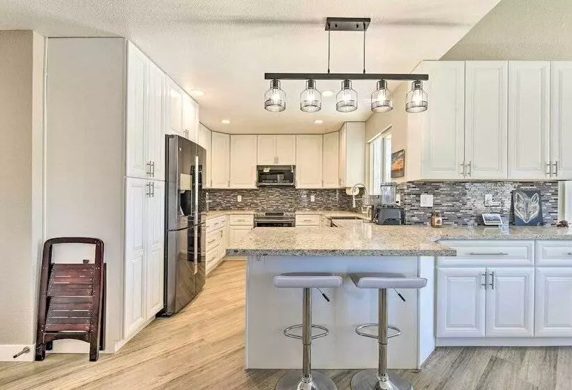 Newly Updated, Dog Friendly Peakview House!