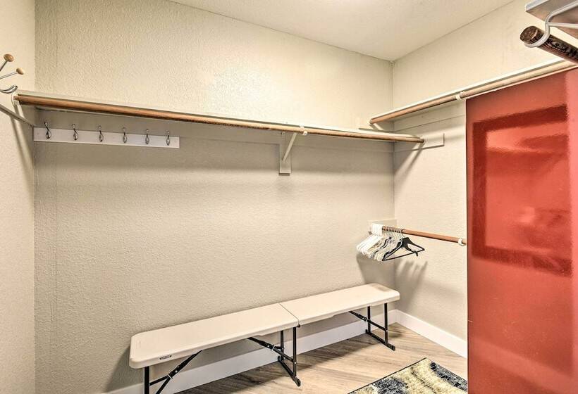 Newly Updated, Dog Friendly Peakview House!