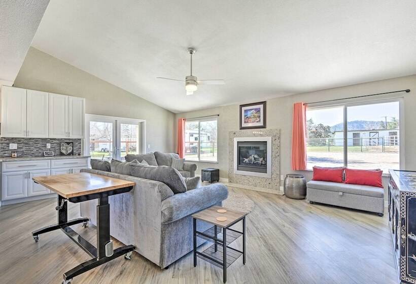 Newly Updated, Dog Friendly Peakview House!