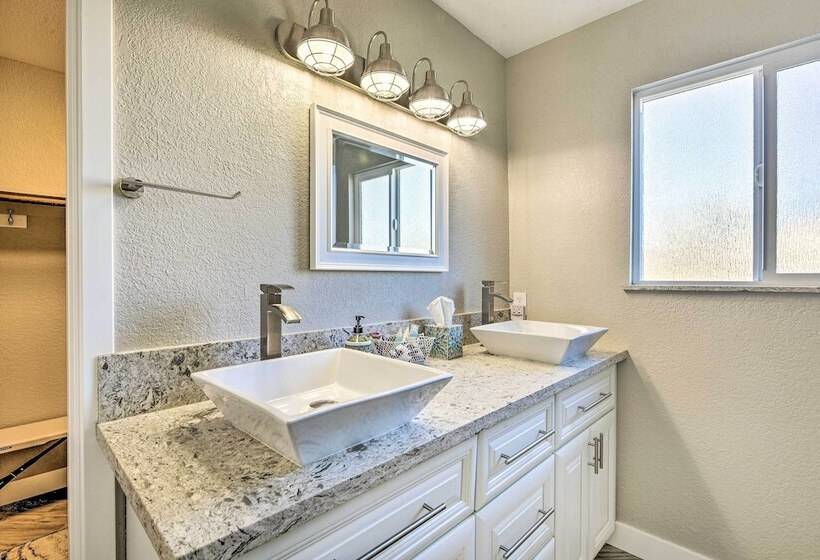 Newly Updated, Dog Friendly Peakview House!