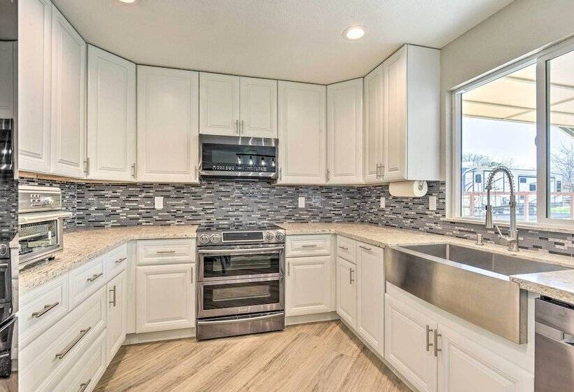 Newly Updated, Dog Friendly Peakview House!