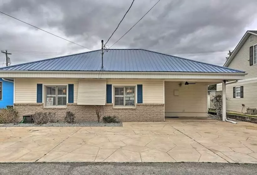 North Myrtle Beach Home: Steps To The Beach!