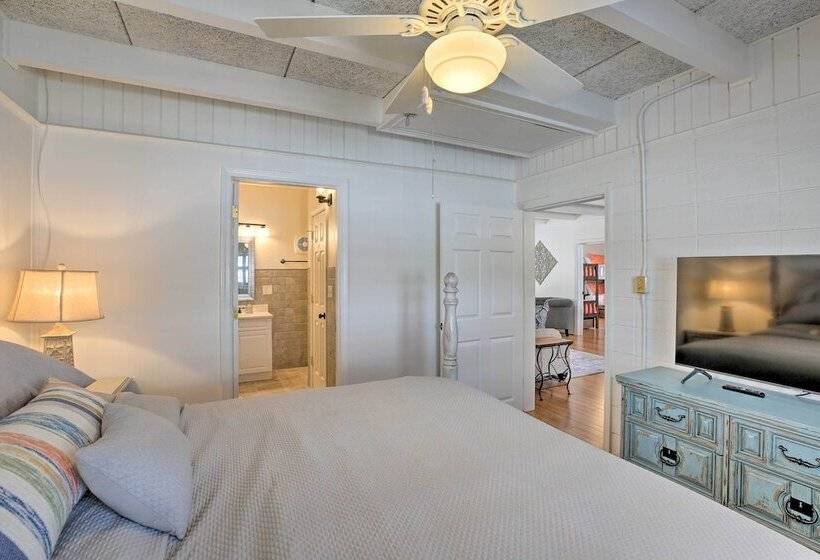 North Myrtle Beach Home: Steps To The Beach!