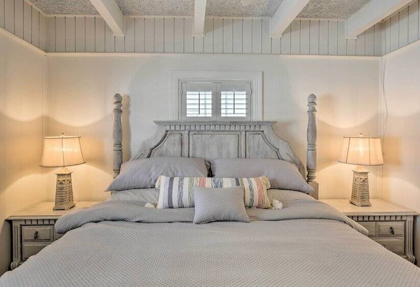 North Myrtle Beach Home: Steps To The Beach!