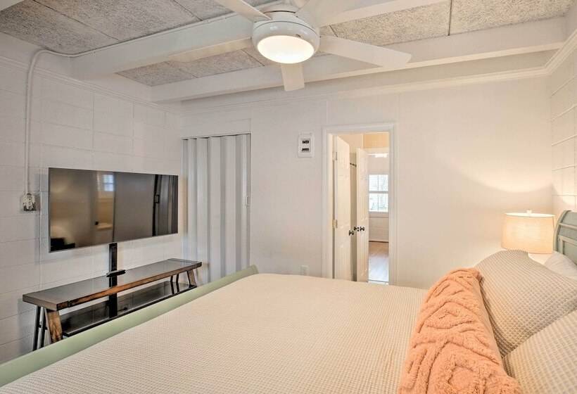 North Myrtle Beach Home: Steps To The Beach!