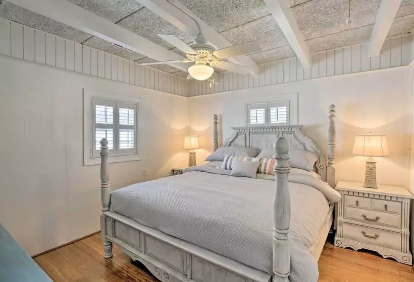 North Myrtle Beach Home: Steps To The Beach!