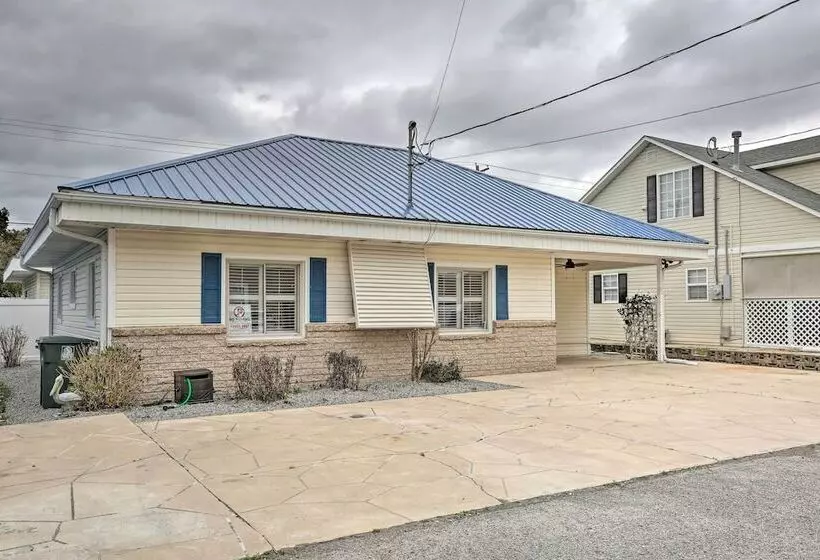 North Myrtle Beach Home: Steps To The Beach!