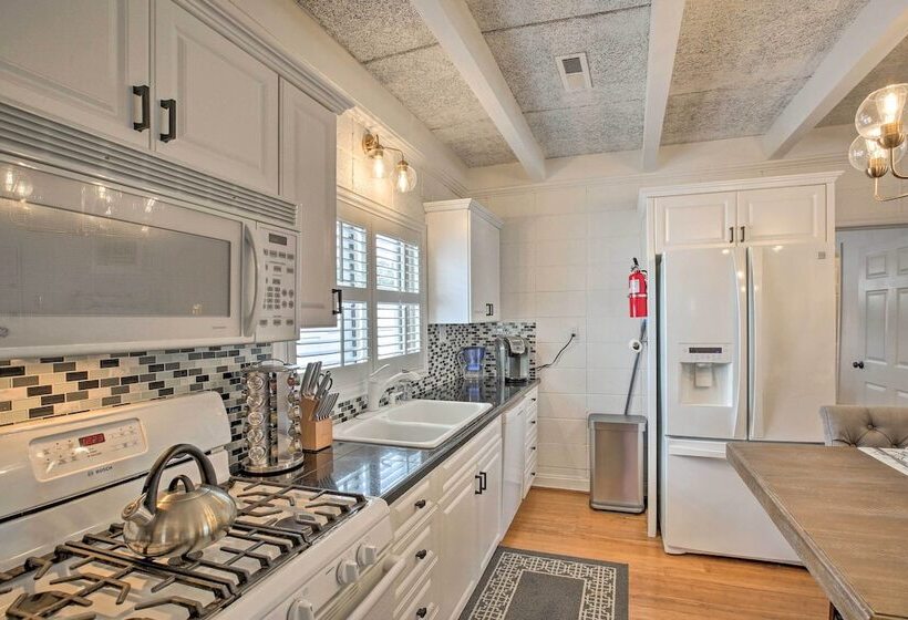 North Myrtle Beach Home: Steps To The Beach!